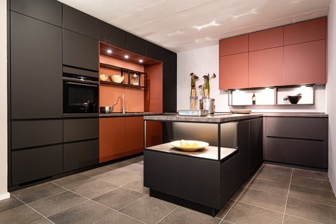 Moderne Designerküche in Anthrazit und Kupferrot mit einer stilvollen Kücheninsel und Glasvitrine